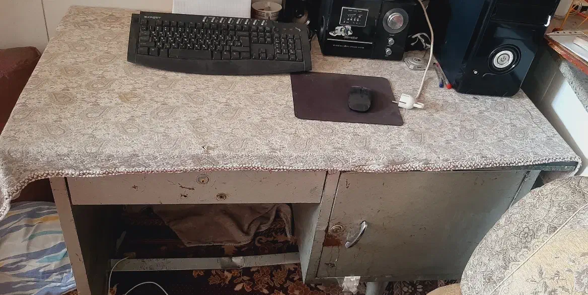 میز تمام استیل سالم قدیمی محکم|میز تحریر و کامپیوتر|یزد, |دیوار