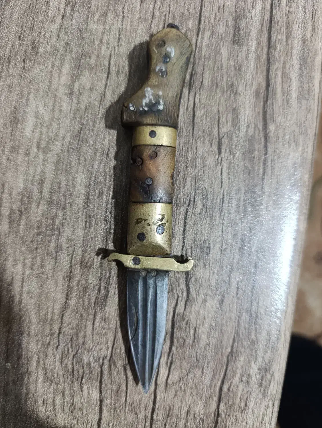 چاقو قدیمی|کلکسیون اشیاء عتیقه|پردیس, فاز ۳|دیوار