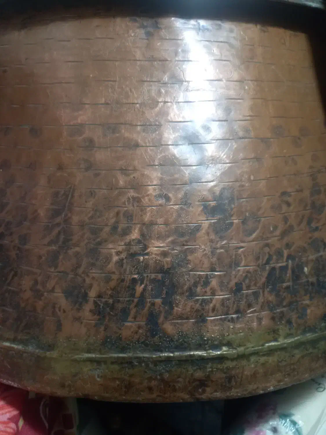 دیگ مسی قدیم درج یک کم کار قدیم|کلکسیون اشیاء عتیقه|نهاوند, |دیوار