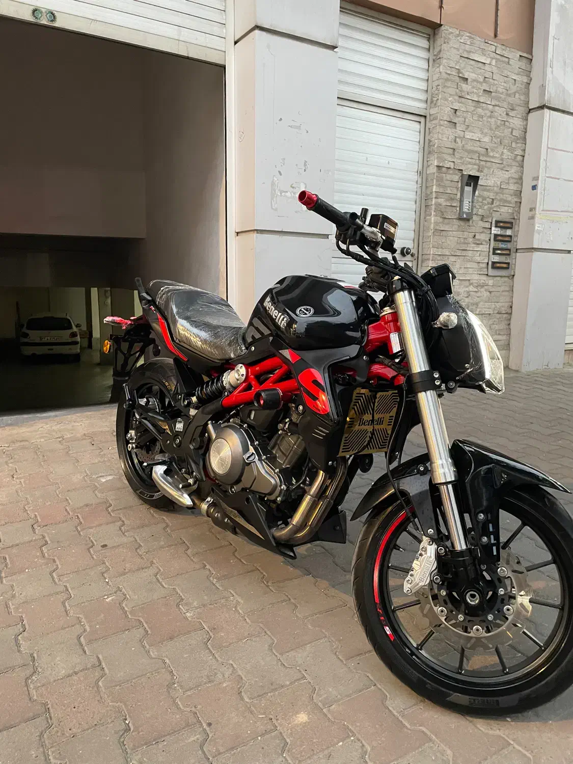 بنلی۱۴۰۱ در حد خشک|موتورسیکلت|گرگان, |دیوار