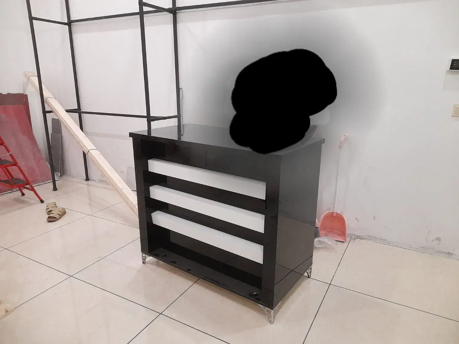 صندلی و میز|صندلی و نیمکت|خوی, |دیوار