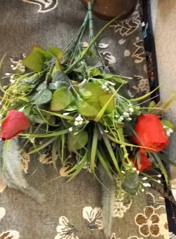 گل قرمز با شاخ و برگ|گل مصنوعی|قم, دروازه قلعه|دیوار