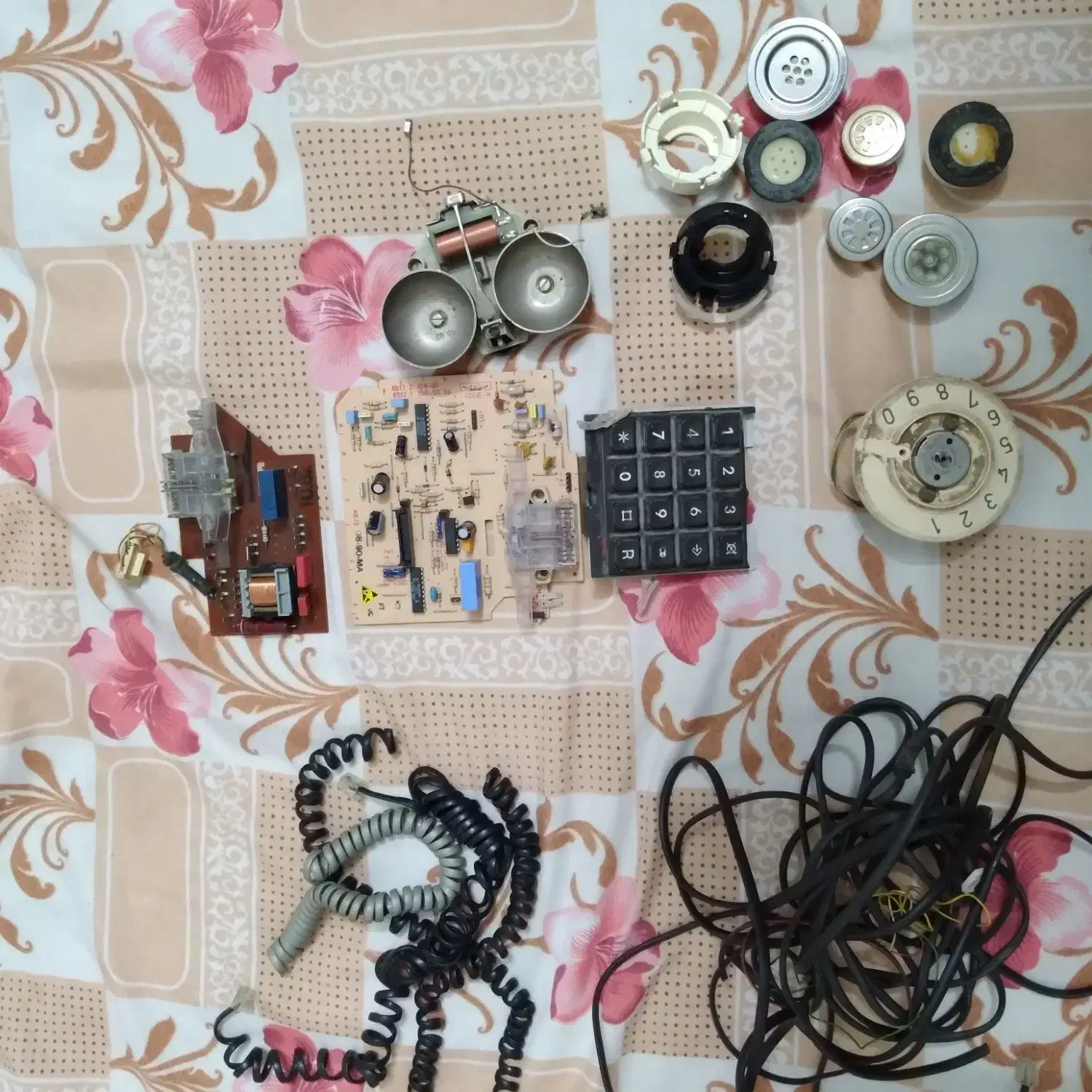 تلفن قدیمی|تلفن رومیزی|قم, سراجه (۱۵ خرداد)|دیوار