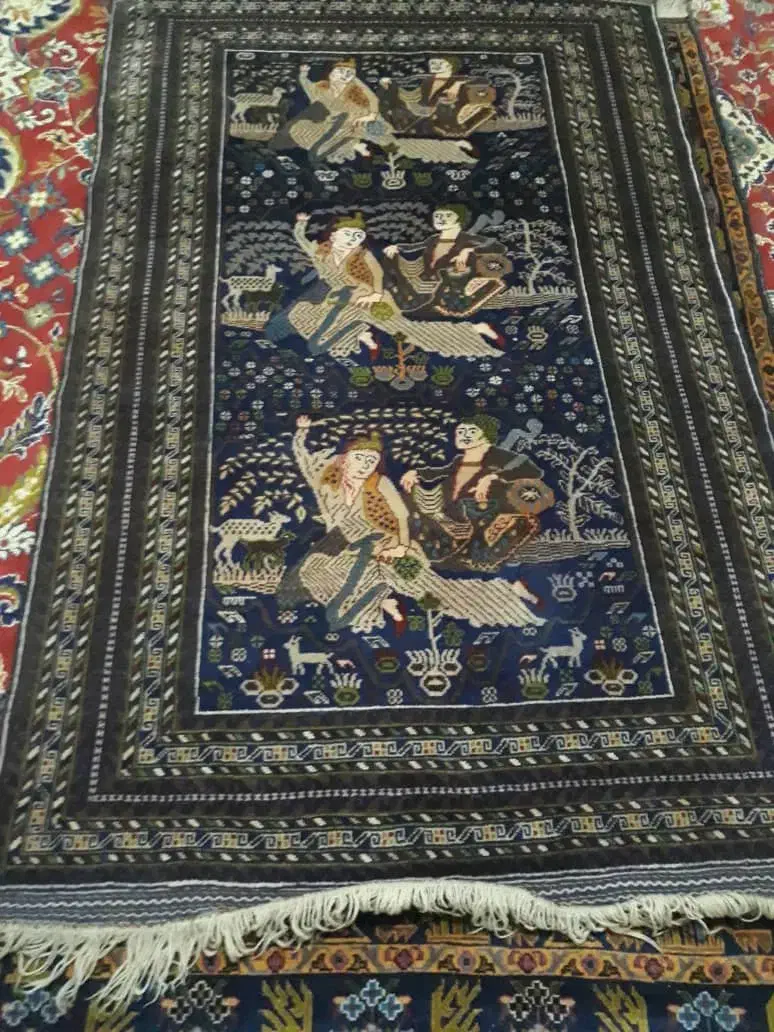 تعدادی قالیچه|فرش|مشهد, فرودگاه|دیوار