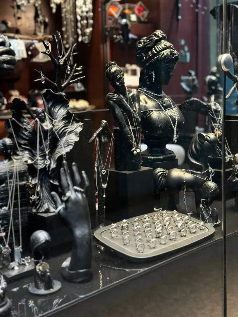 فروش مجسمه های ویترین طلا و نقره به علت جمع آوری|مجسمه، تندیس، ماکت|فردیس, نسترن غربی|دیوار