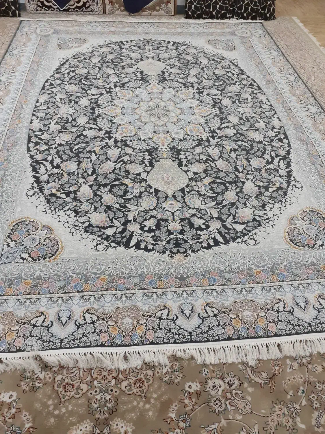 فرش۱۲متری طرح برجسته درحد نو ۱۲۰۰شانه نقره ای مشکی|فرش|سردرود, |دیوار