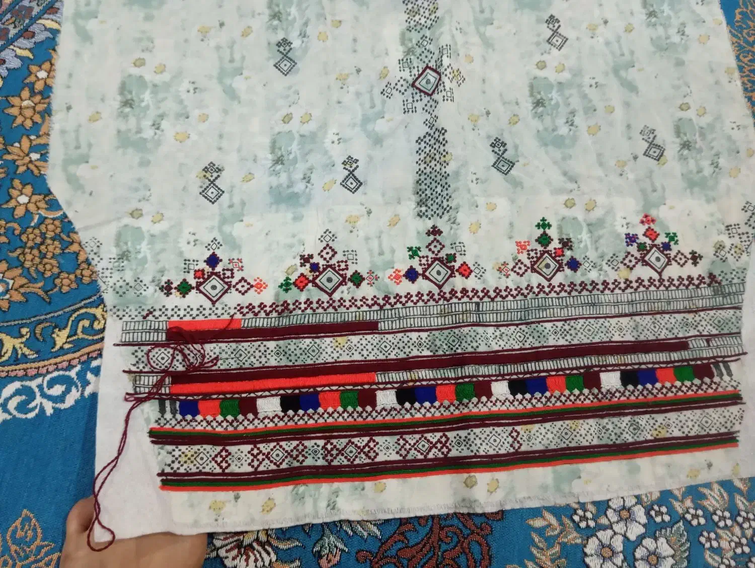 لباس فروشیه نیمه کاره پشتش درحال|لباس|ایرانشهر, |دیوار