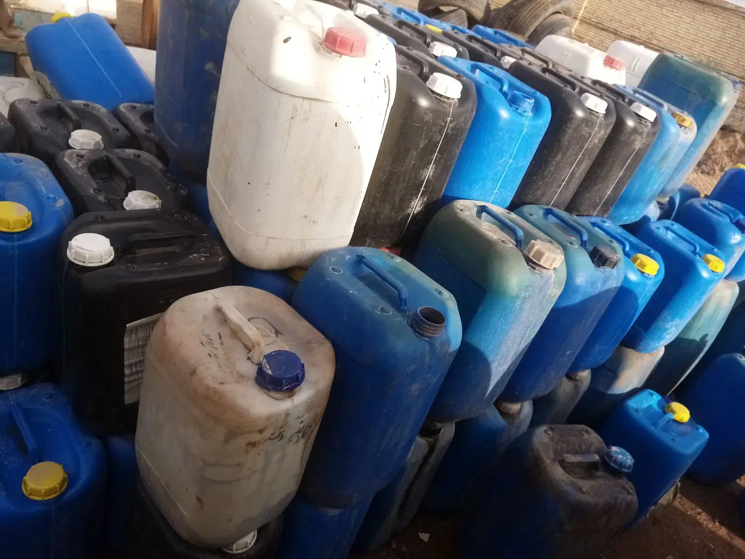 گالن آبی و مشکی|مصالح و تجهیزات ساختمان|یزد, |دیوار