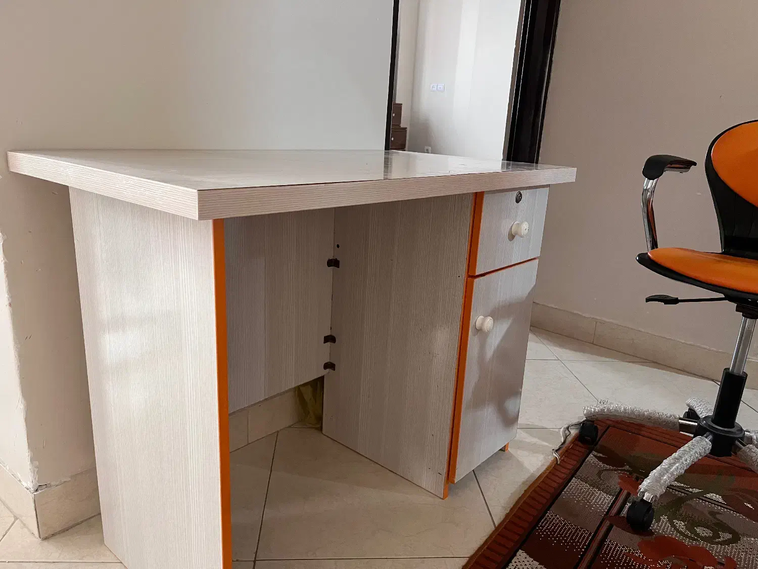 میز تحریر و صندلی چرخدار|میز تحریر و کامپیوتر|بندر گز, |دیوار