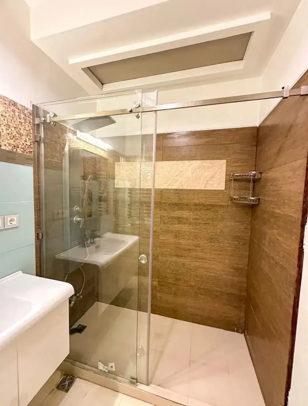 ایران زمین / 85 متر / رو به نما / آریامهر