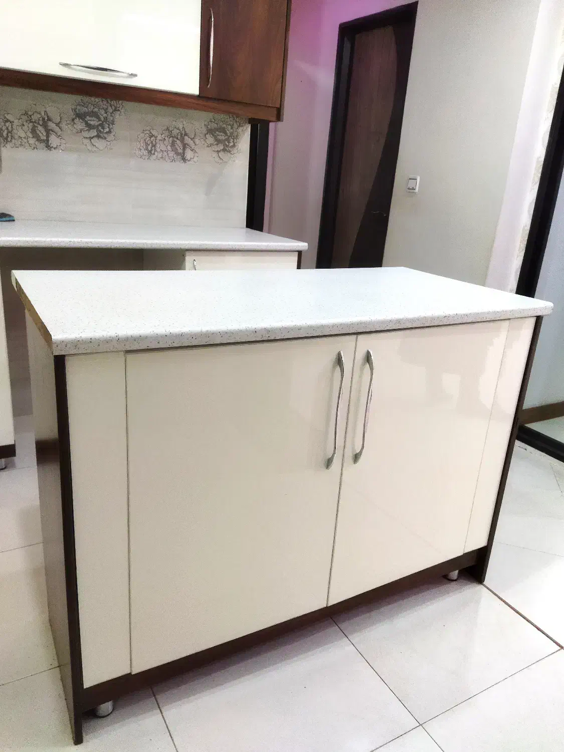 کابینت جزیره (به عنوان میز ناهارخوری و کابینت)|میز و صندلی غذاخوری|ابهر, |دیوار