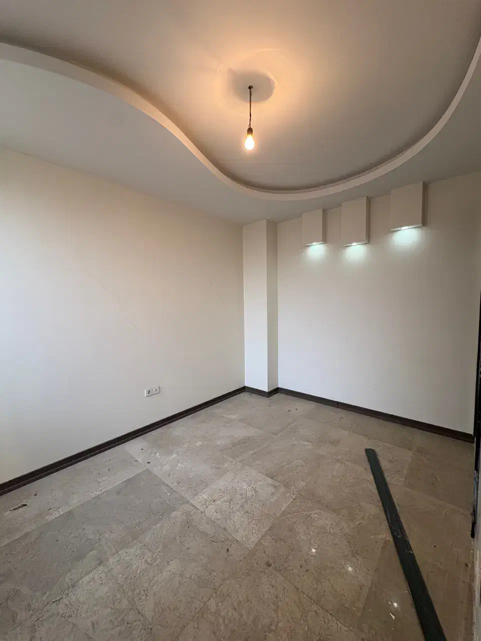 ۹۵ متر/نوساز کلید نخورده/تک واحدی/گذر برند غربی ها