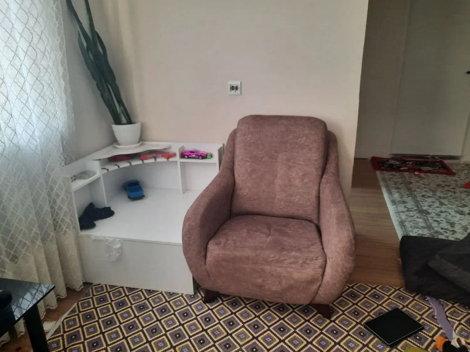 یک دست مبل ۴ نفره رایگان|مبلمان خانگی و میز عسلی|تهران, شهرک انصار|دیوار