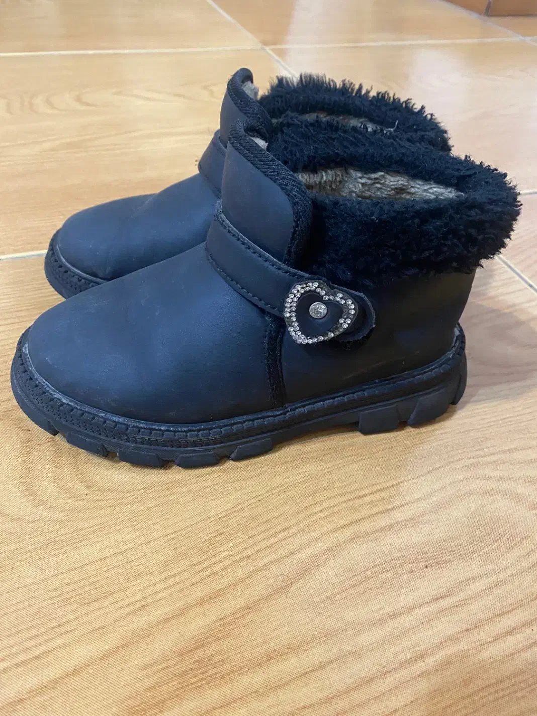 بوت بچگانه|کیف، کفش، کمربند|بندر انزلی, نوروزی|دیوار