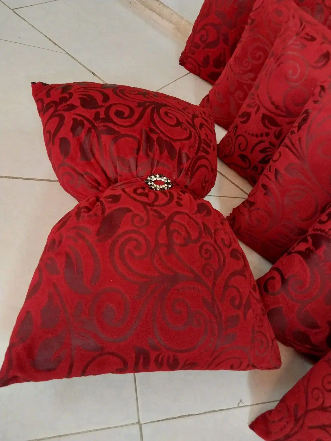 کوسن زرشکی|رختخواب، بالش، پتو|اصفهان, جلالیه|دیوار