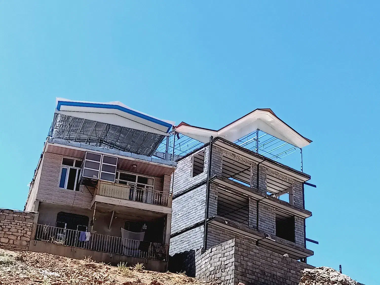 سقف شیروانی طرح دار وساده|خدمات پیشه و مهارت|جوانرود, |دیوار