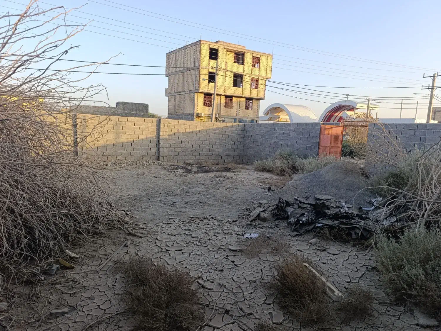 زمین فروشی چهار دیواری با موقعیت عالی|فروش زمین و ملک کلنگی|ایرانشهر, |دیوار