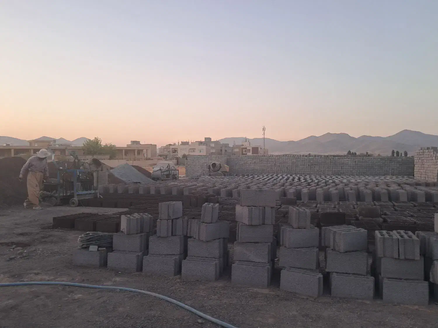 فروش انواع بلوک سیمانی و پوکە ای و حلقە چاه .|مصالح و تجهیزات ساختمان|سقز, |دیوار