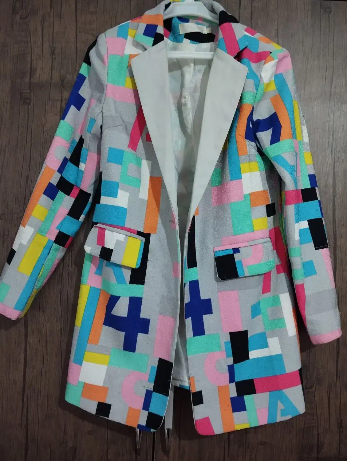 کت خاکستری طرح دار|لباس|صدرا-فارس, فاز ۲|دیوار