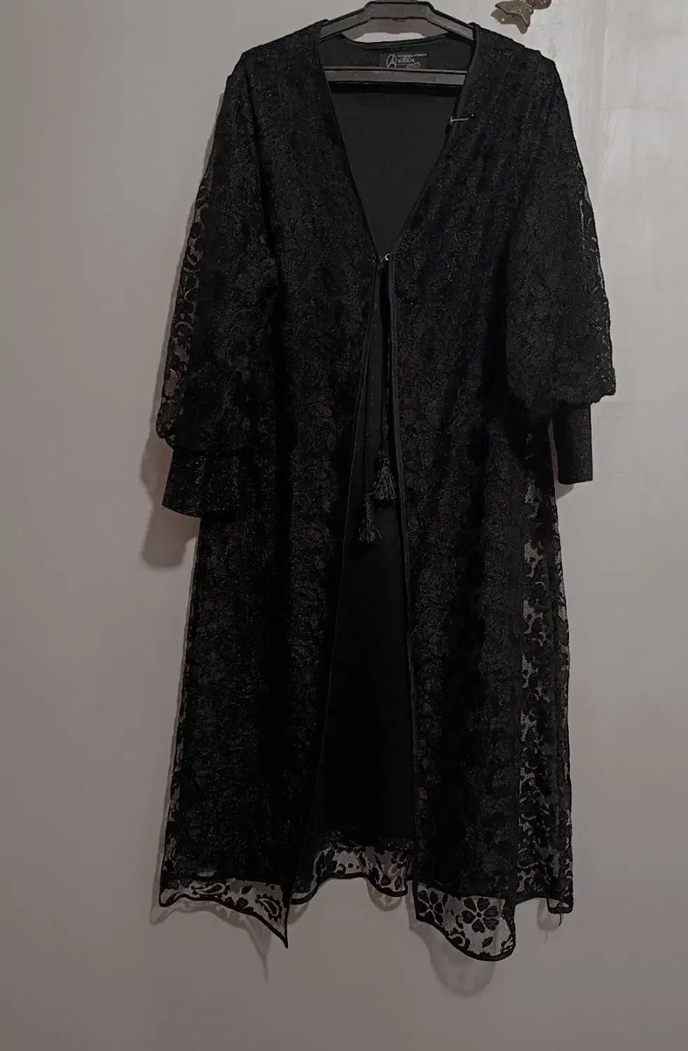 تعدادی مانتو وشال|لباس|الشتر, |دیوار