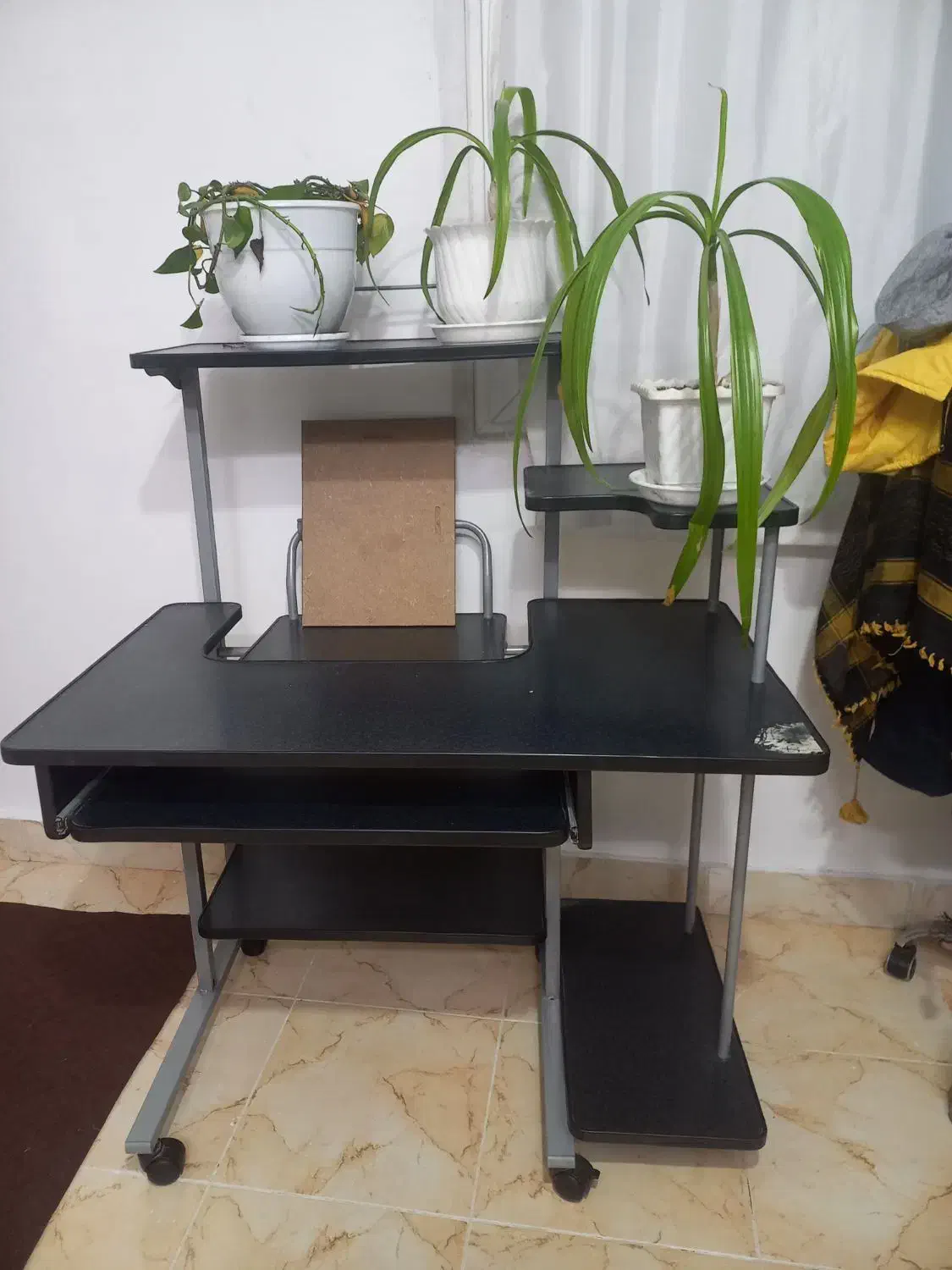 میز کامپیوتر سالم و تمیز و محکم|میز تحریر و کامپیوتر|سمنان, |دیوار