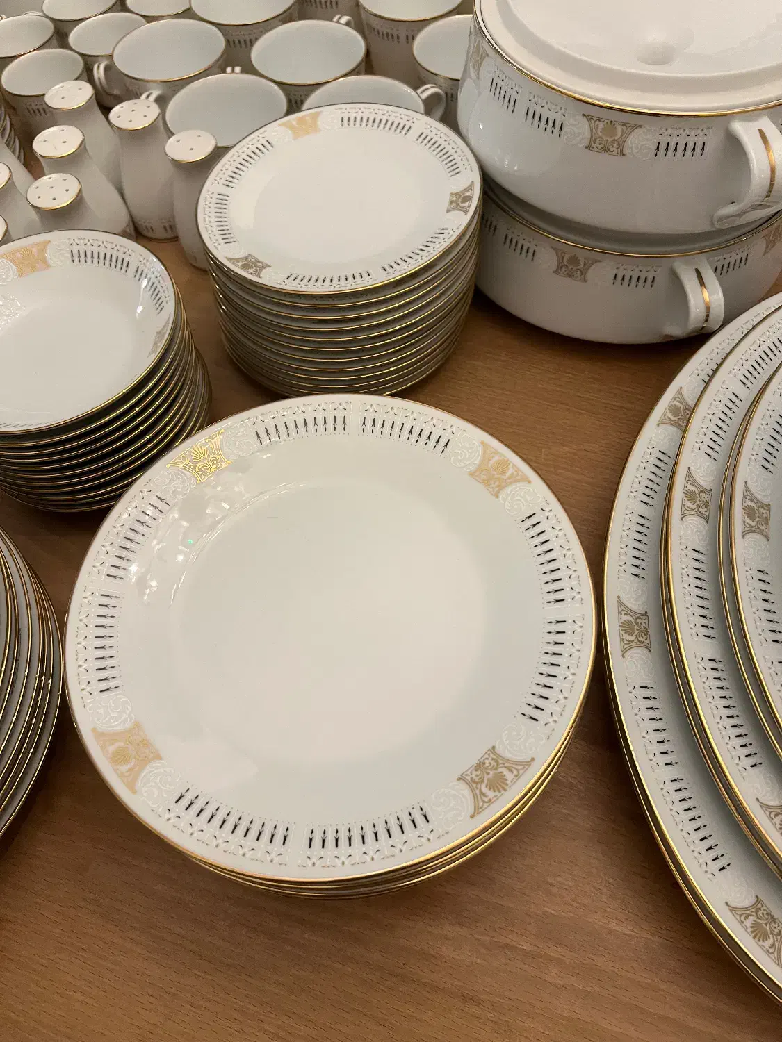 سرویس غذاخوری نوری تاکه ۵۰. ساله ۱۲ نفره|ظروف سرو و پذیرایی|تهران, امانیه|دیوار