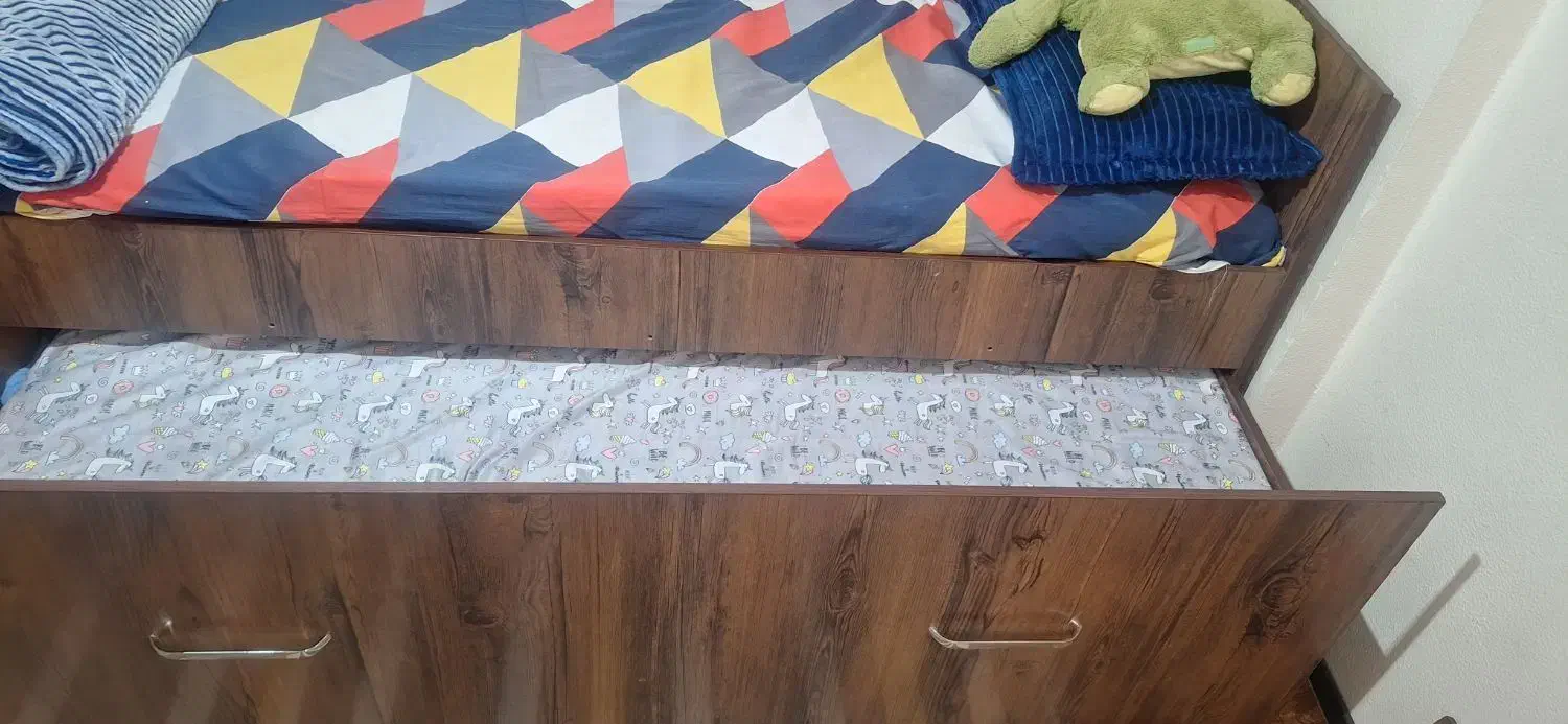 تخت|تخت و سرویس خواب|شاهین‌شهر, خانه کارگر|دیوار