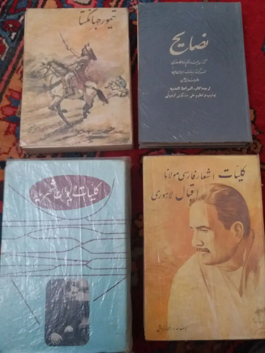 کتاب و کاستهای قدیمی|کلکسیون اشیاء عتیقه|میانه, |دیوار