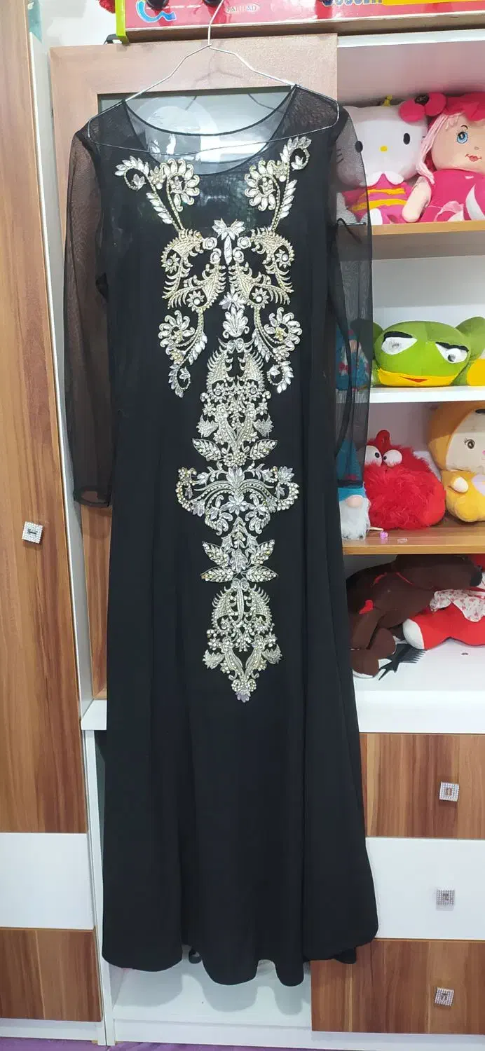 لباس مجلسی|لباس|قم, وادی السلام|دیوار