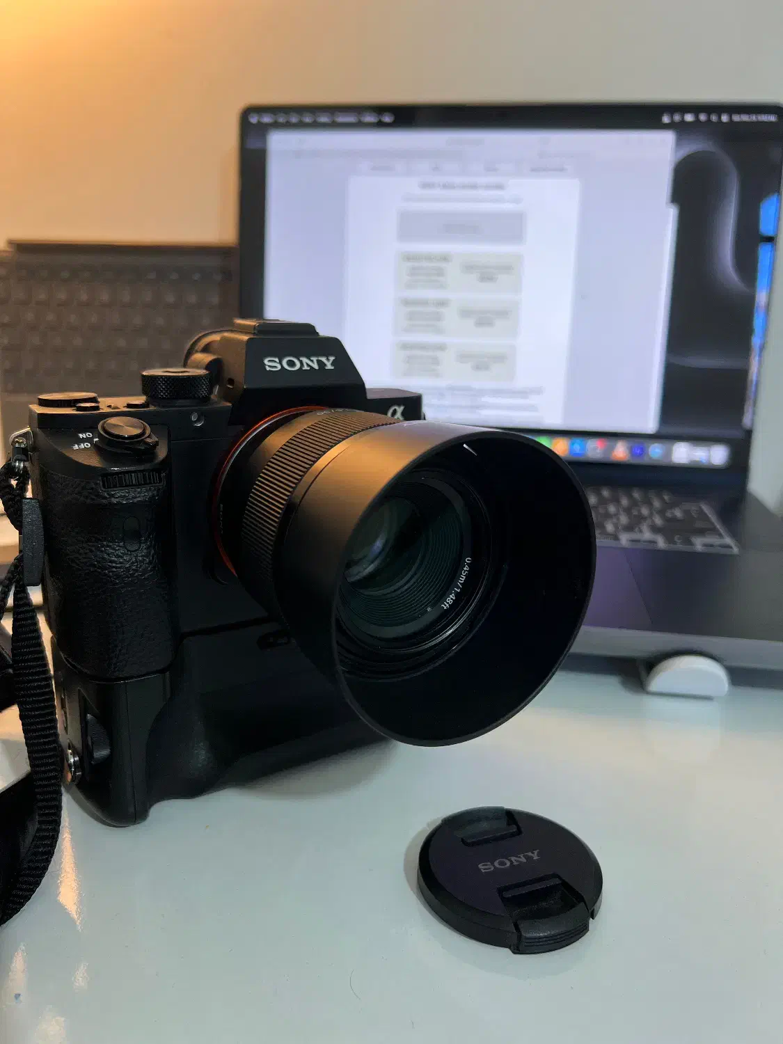 بدنه سونی R2 بهمراه گریپ و لنز سونی ۵۰ میلیمتری1/8|دوربین عکاسی و فیلم‌برداری|تهران, نجات اللهی|دیوار