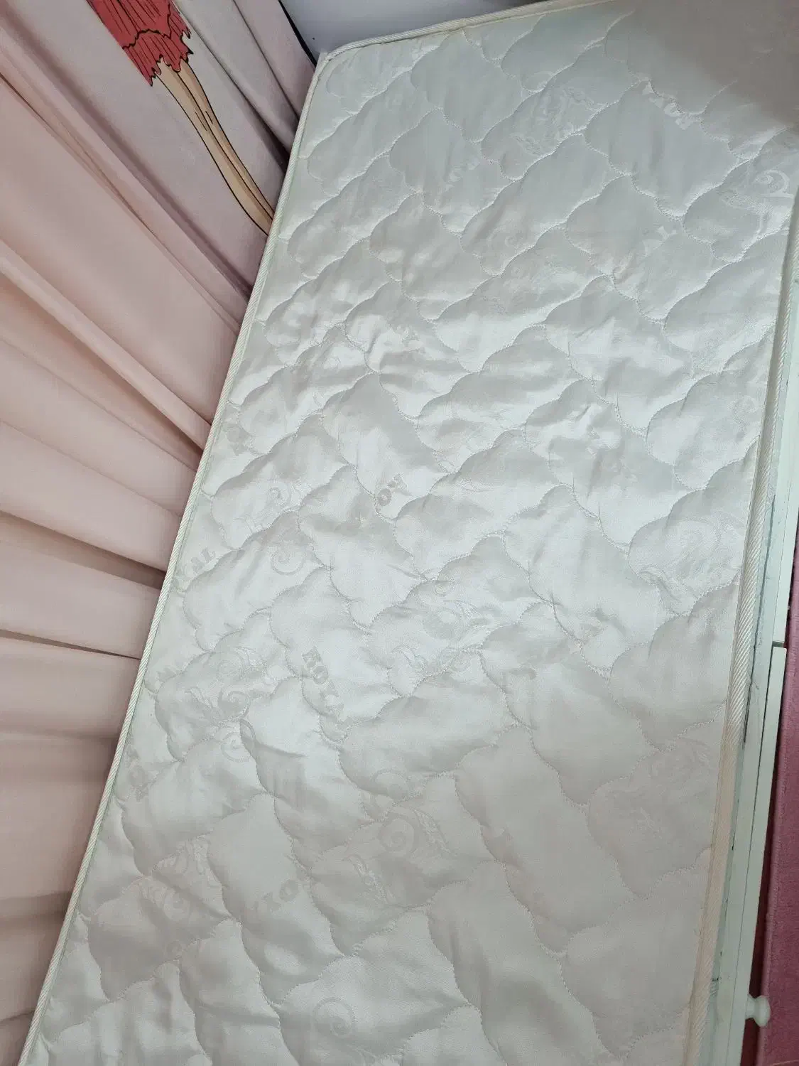 تخت بچه و روتختی ۴ تیکه جنس و ۴ قواره پرده عروسکی|تشک تختخواب|بهشهر, |دیوار