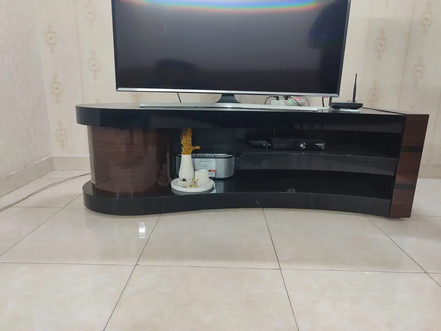 میز تلویزیون|میز تلویزیون|ری, علایین|دیوار