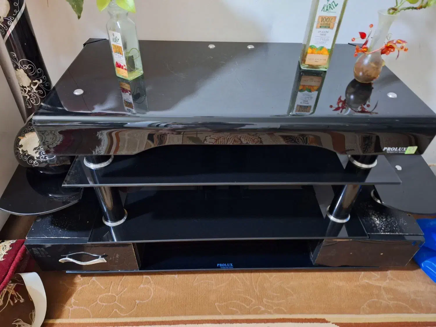 میز تلویزیون شیشه خم سه طبقه در حد نو|میز تلویزیون|سیرجان, |دیوار