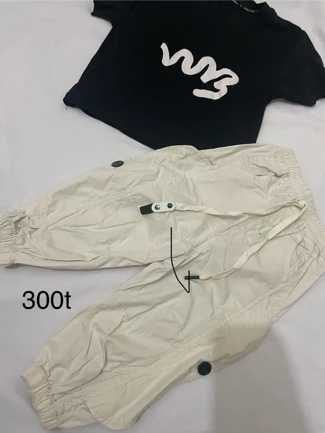 لباس بچگانه‌|کفش و لباس بچه|میانه, |دیوار