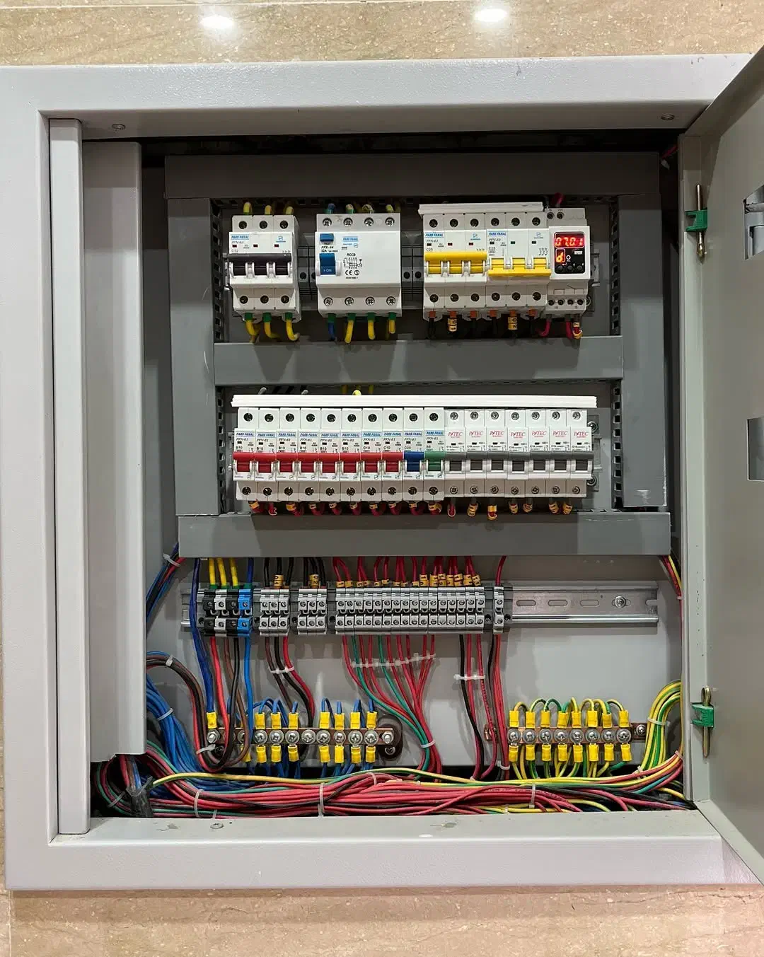 برق کشی ساختمان و نورپردازی و تعمیرات|خدمات پیشه و مهارت|شیراز, میانرود|دیوار