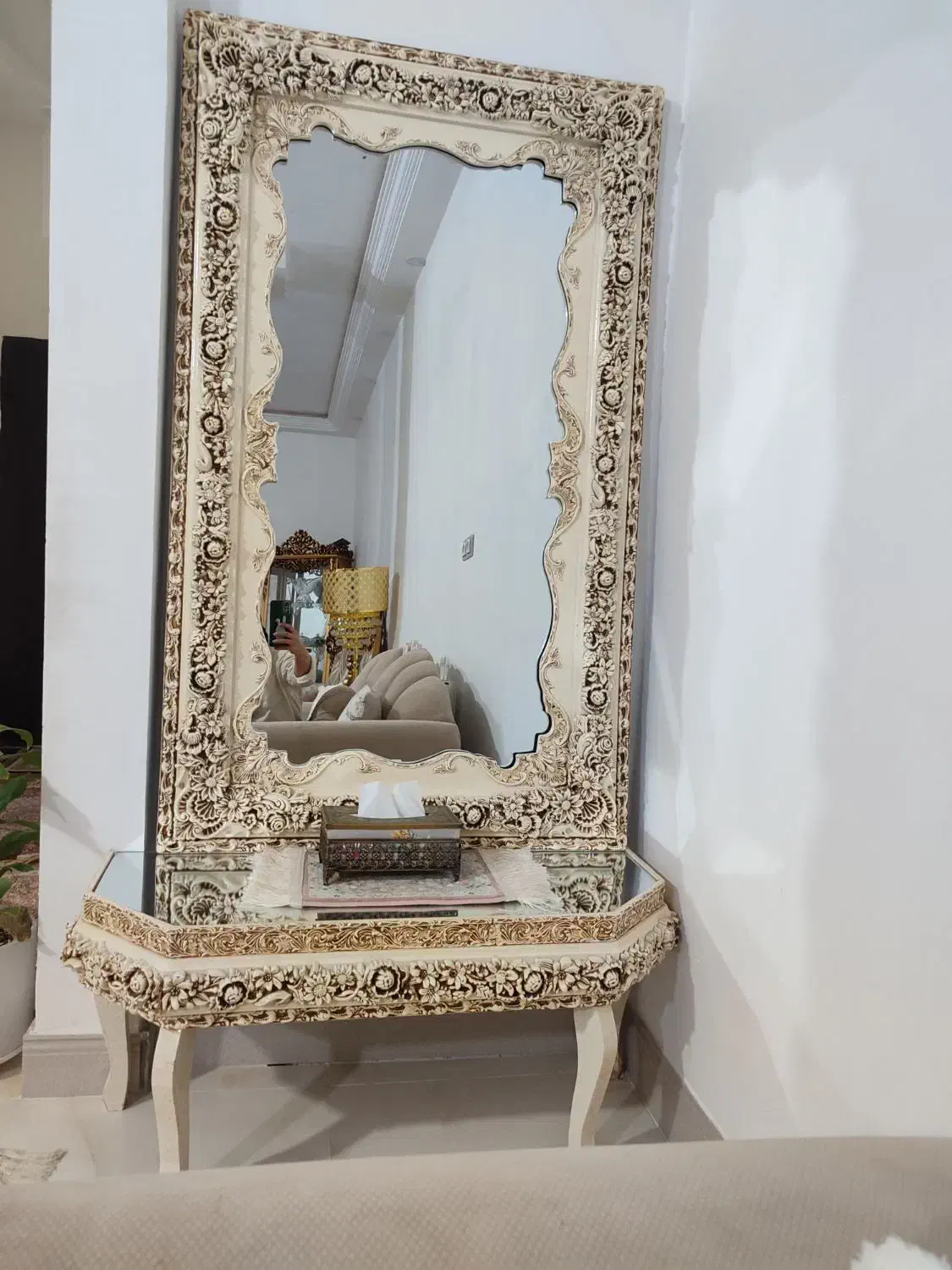 آئینه با میز|آینه|بم, |دیوار