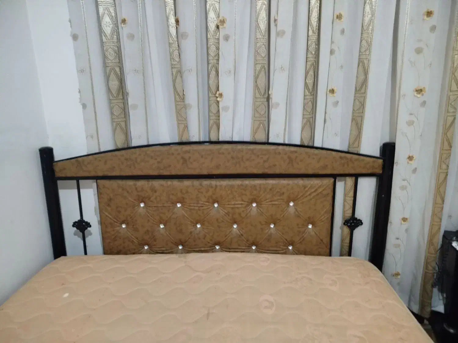 تخت|تشک تختخواب|گلبهار, شهر جدید گلبهار|دیوار