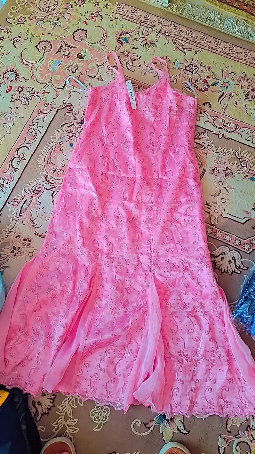 تعدادی لباس نو|لباس|مشکین‌دشت, |دیوار