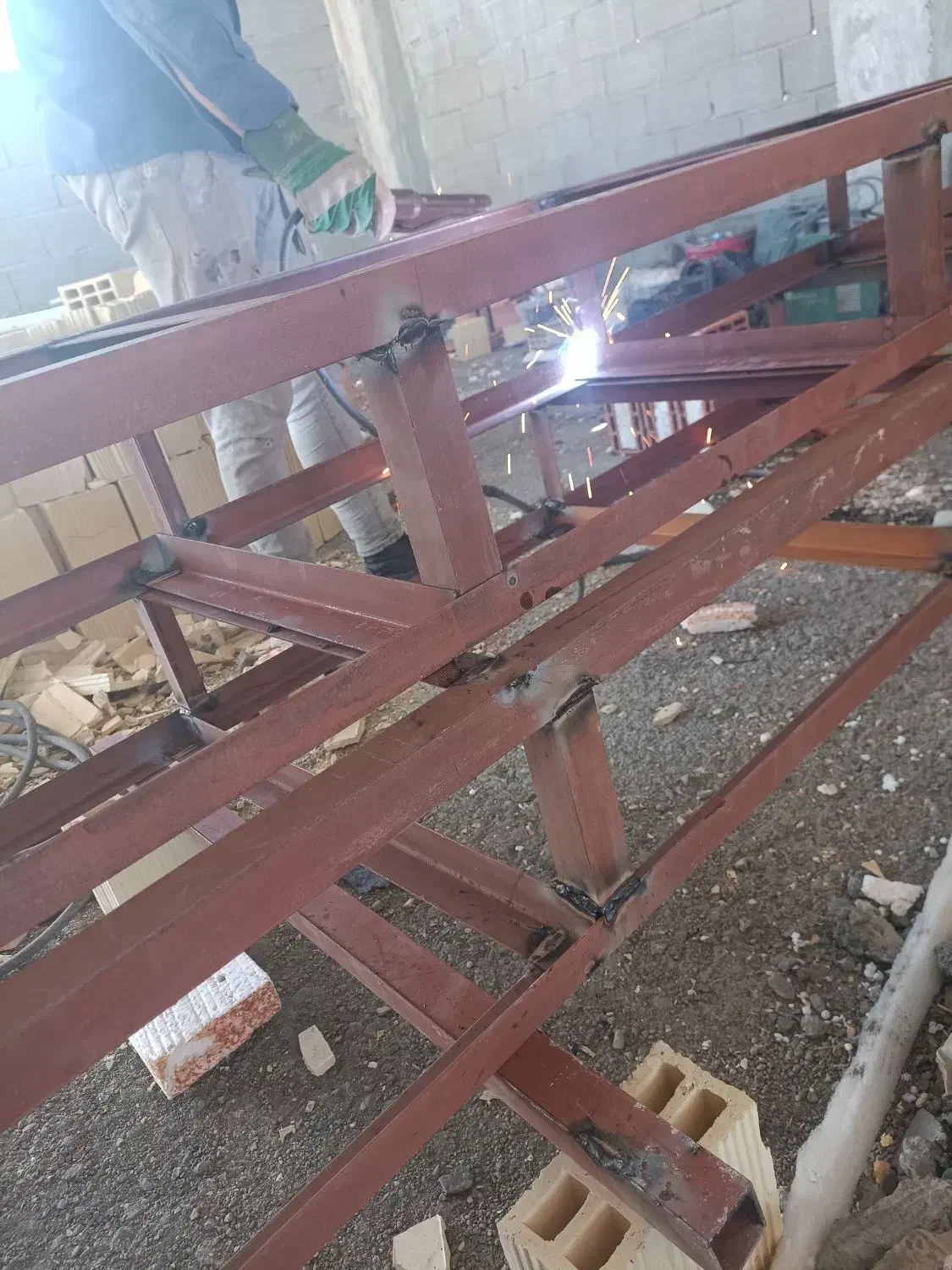 نیاز ب جوشکار   نیم ماهر|استخدام معماری، عمران و ساختمانی|شاهین‌شهر, نظامی|دیوار