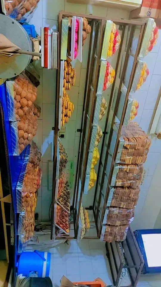 نیازمند نیروی کار مرد درکارگاه شیرینی پزی هستیم|استخدام خدمات فروشگاه و رستوران|برازجان, |دیوار