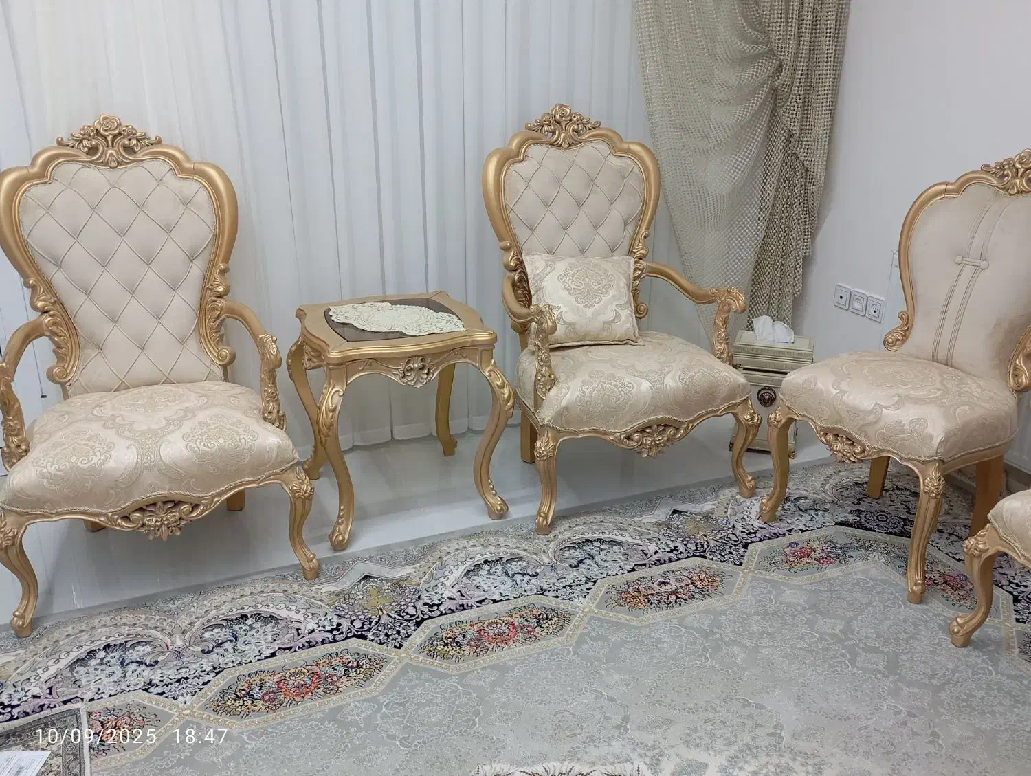مبل در حد نو و میز نهارخوری نو|مبلمان خانگی و میز عسلی|ابرکوه, |دیوار