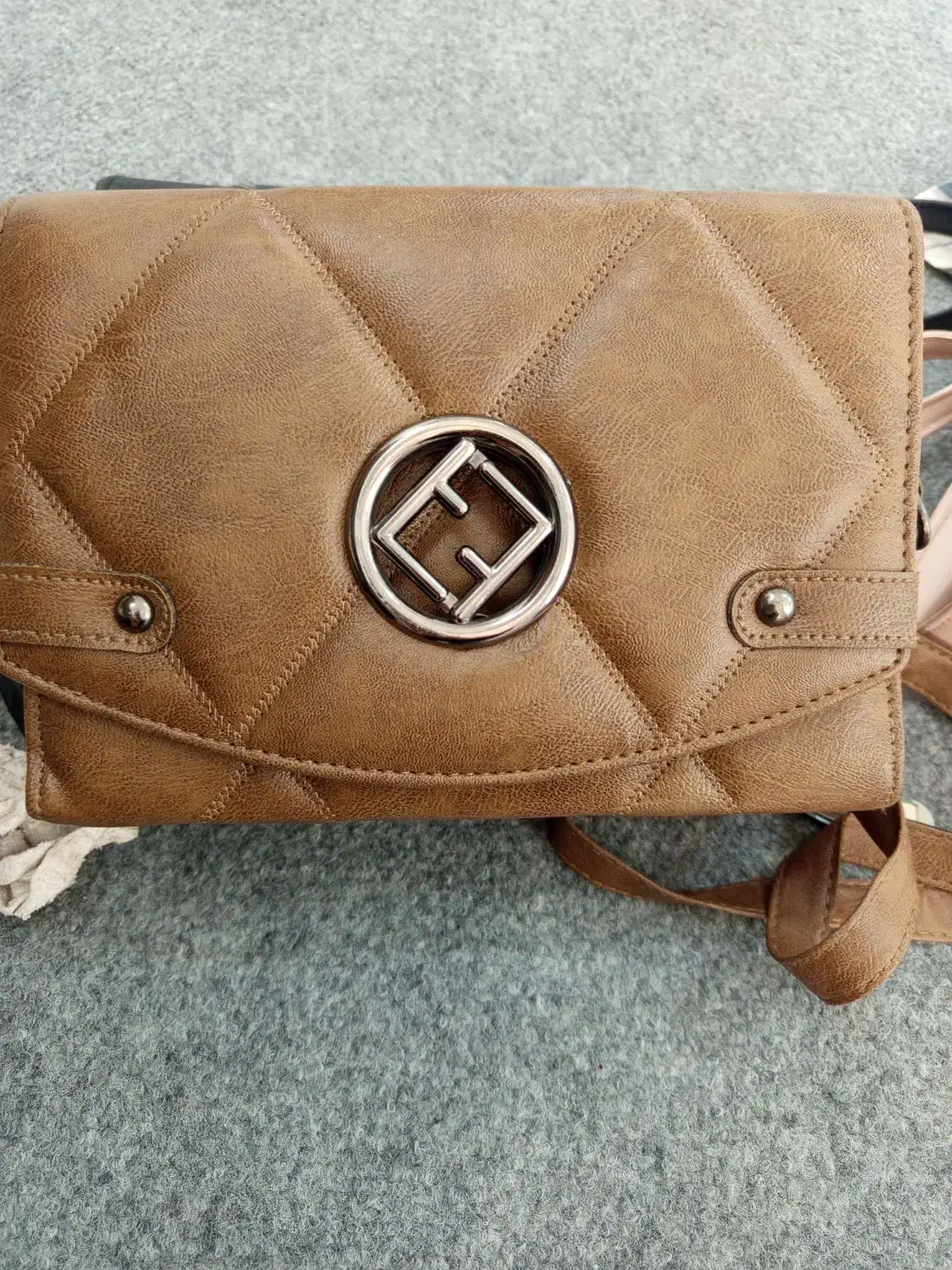 کیف|کیف، کفش، کمربند|قم, باغ کرباسی|دیوار