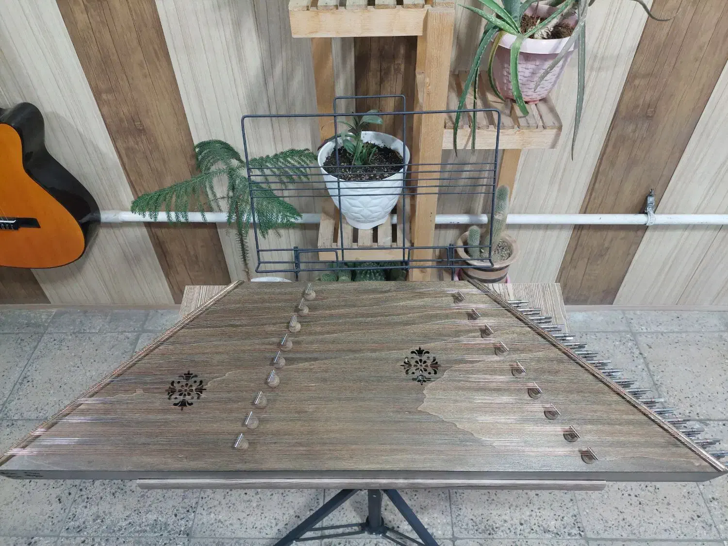 سنتور اقتصادی|سازهای سنتی|تاکستان, |دیوار