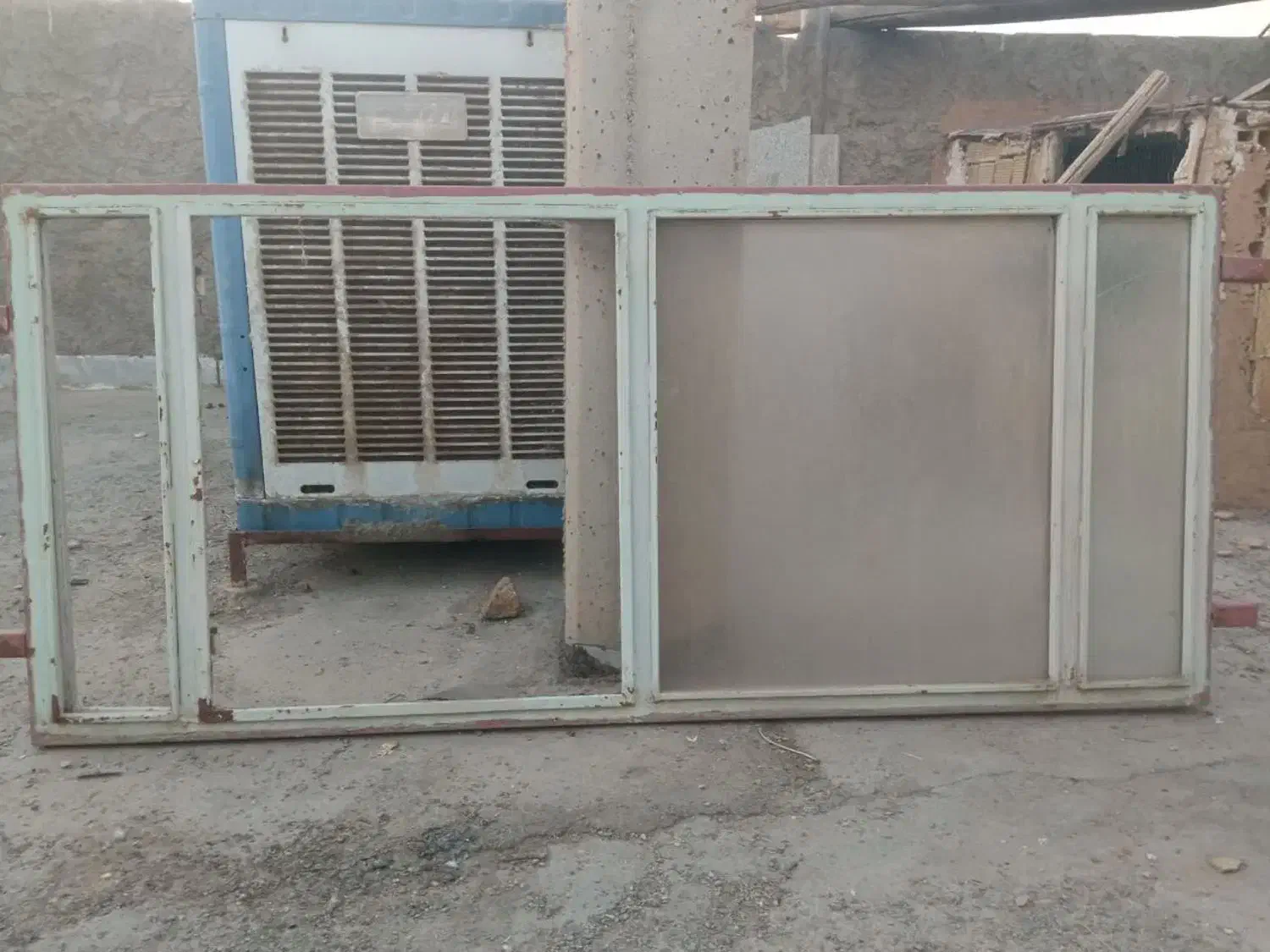 پنجره آهنی سالم|مصالح و تجهیزات ساختمان|ابریشم, |دیوار