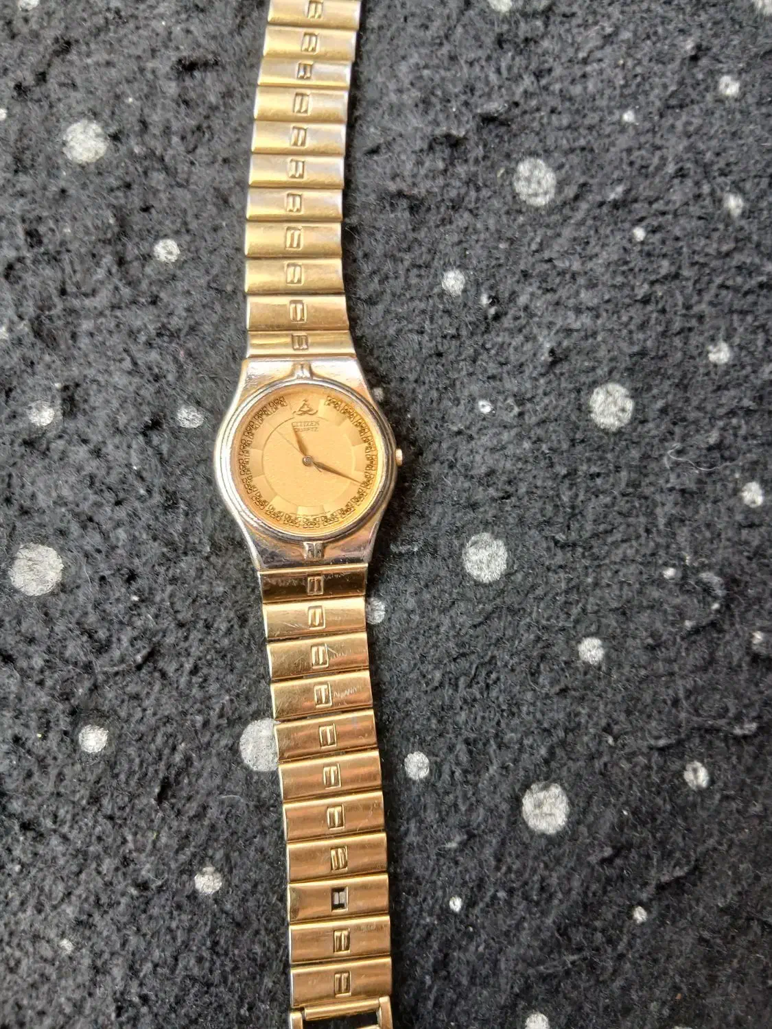 یکعدد ساعت مردانه بند استیل ضد اب طلایی رنگ|ساعت|سمنان, |دیوار