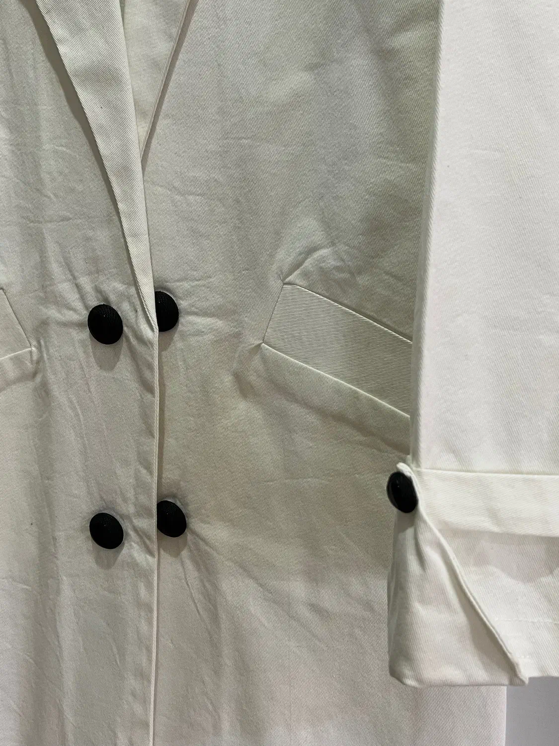 کت سفید|لباس|چالوس, |دیوار