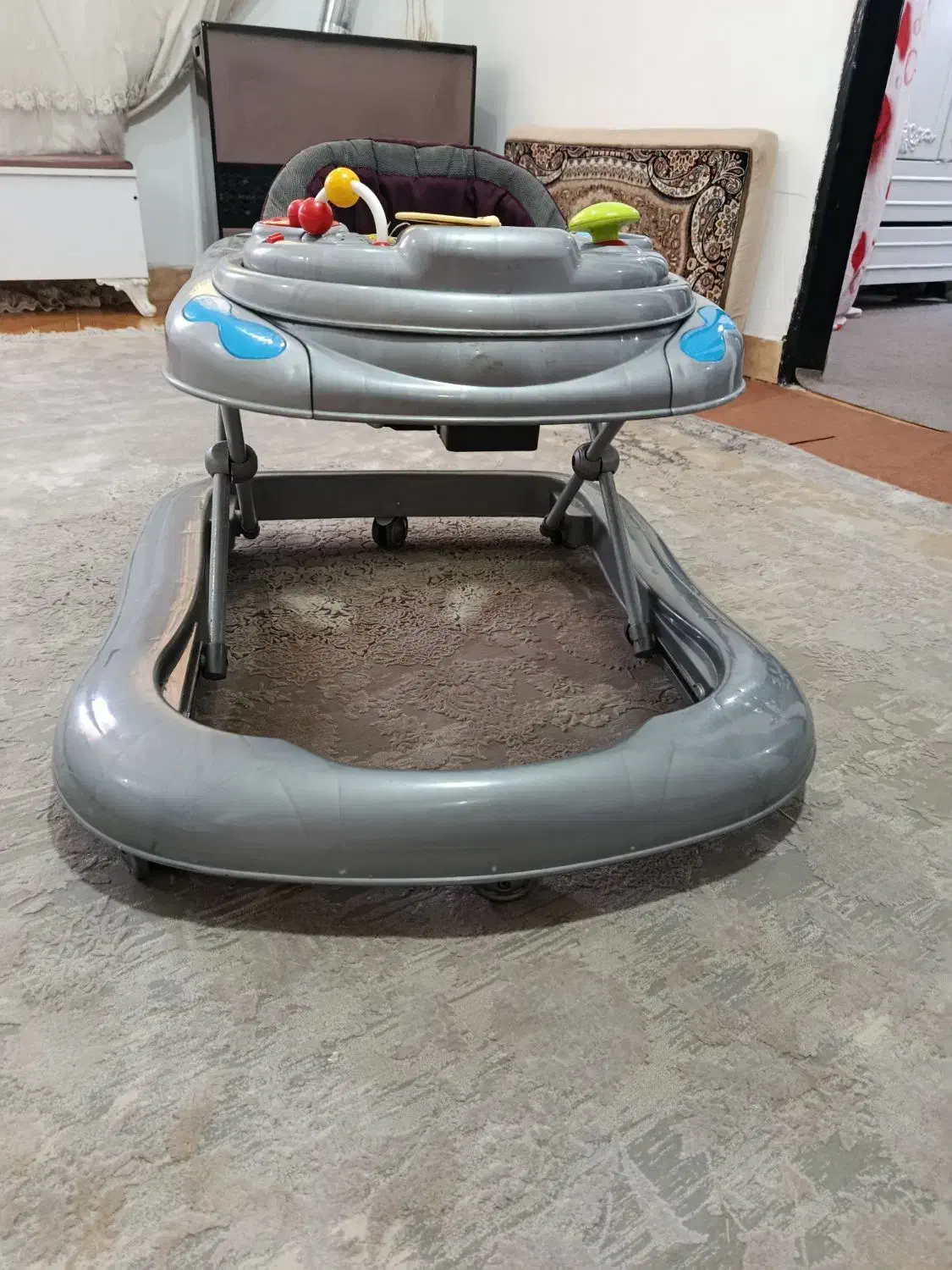 روروک|تخت و صندلی بچه|رشت, کوی امام رضا|دیوار