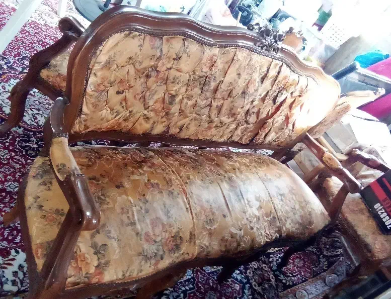 یک عدد مبل سه نفره و پنج عدد تک نفره|مبلمان خانگی و میز عسلی|بندر انزلی, ژاندارمری|دیوار