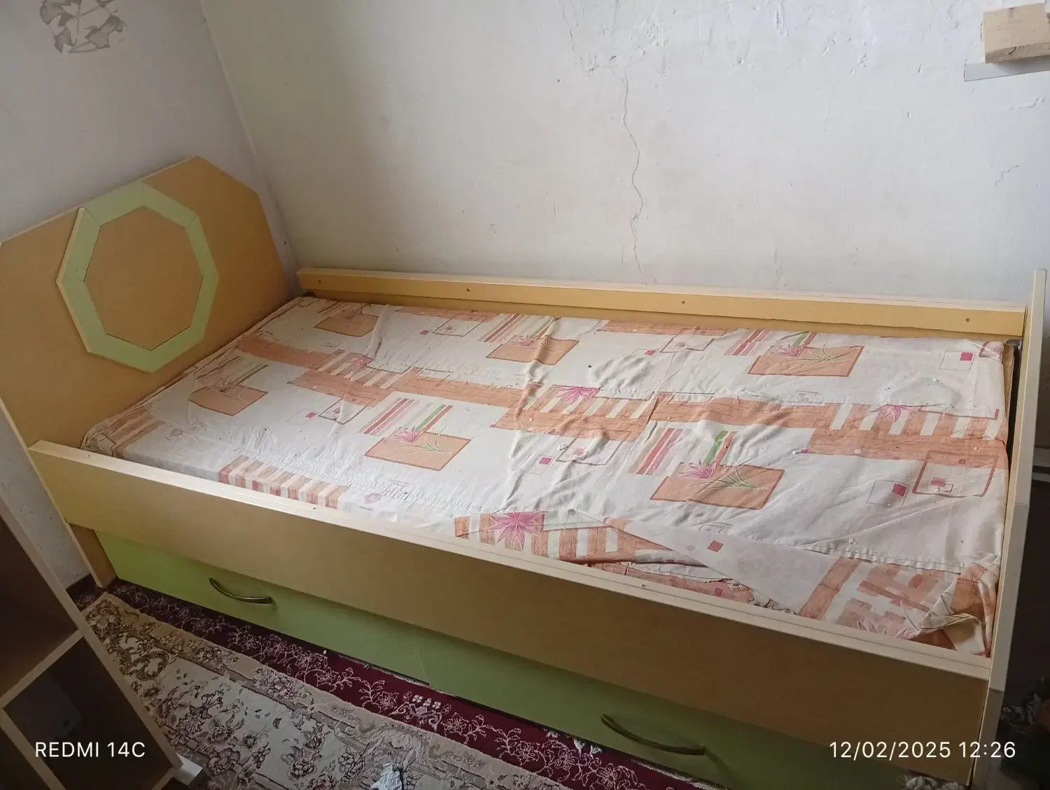 تخت یک نفره|تخت و سرویس خواب|رشت, چمارسرا|دیوار