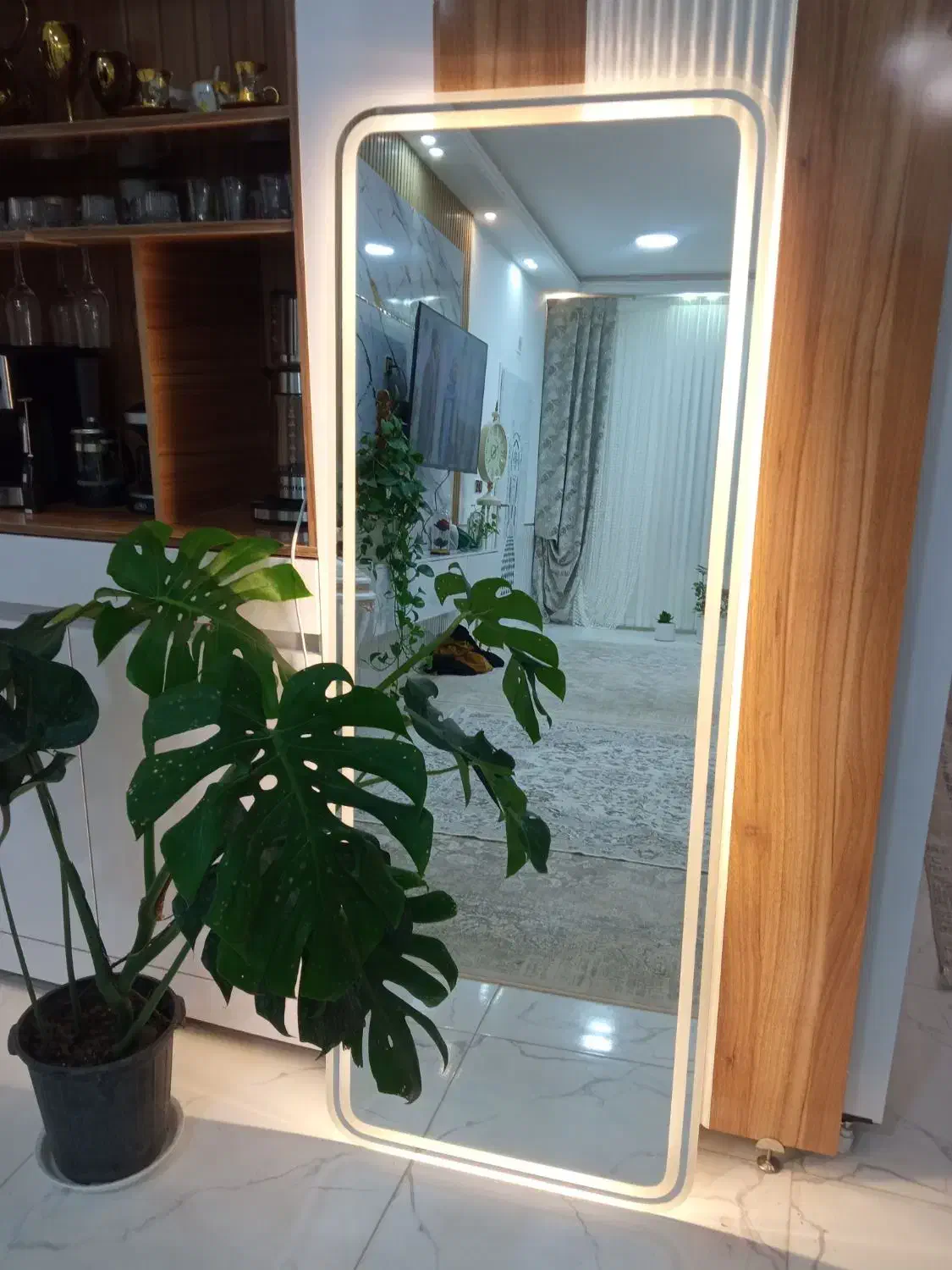 آینه|آینه|ملک‌آباد, |دیوار